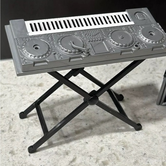 Bratz Rock Angels Band Instruments &Spinning Stage-Complete - Picture 2 of 7